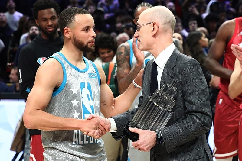 Adam Silver discute des changements lors du All-Star Game avec Stephen Curry